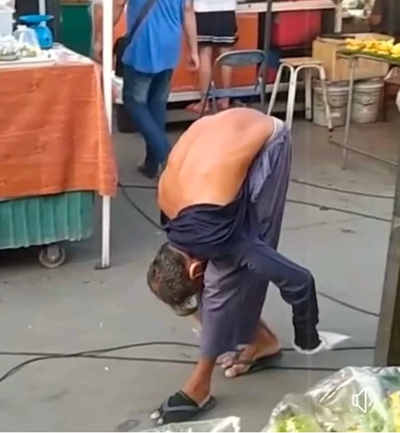 ลุงวี ขอทานหลังพับ