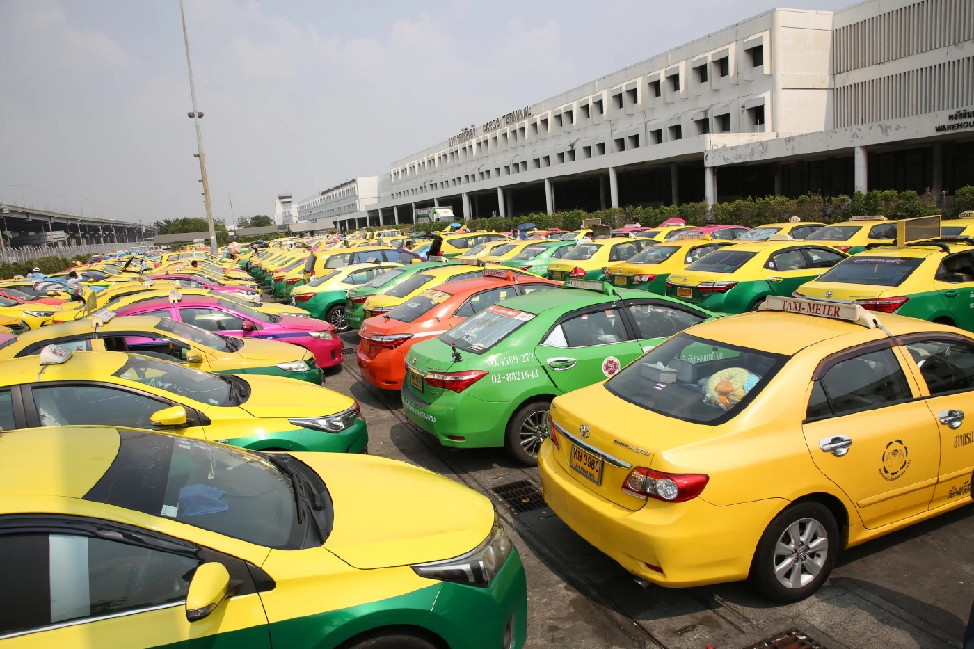 จ่อปรับขึ้นค่า"แท็กซี่"เริ่มต้น 45 บ. สนามบินปรับเซอร์วิสชาร์จเป็น 75-95 บ.