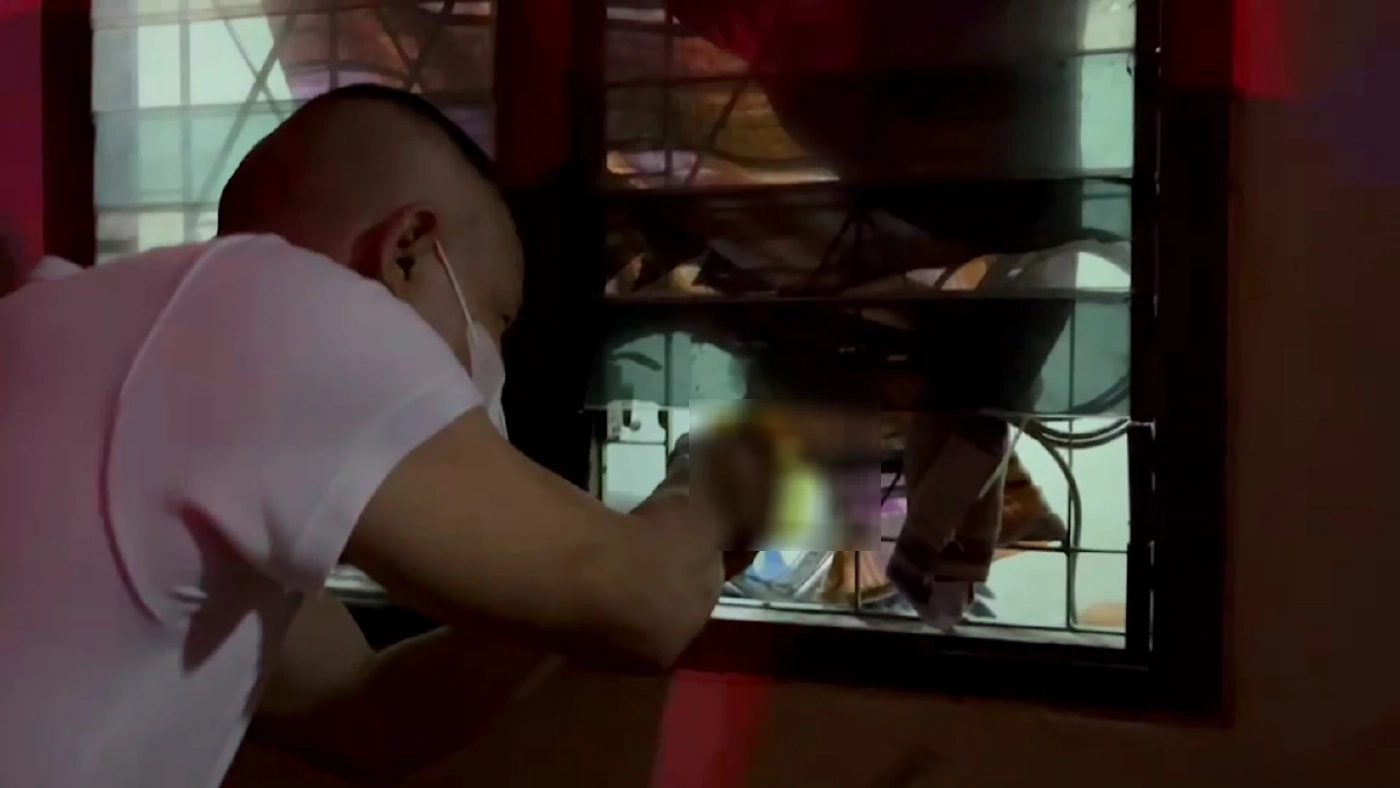 ระทึก! ชายคลั่ง มีดจี้คอเมีย-ลูกเป็นตัวประกัน ก่อนถูกสยบด้วยปืนไฟฟ้า