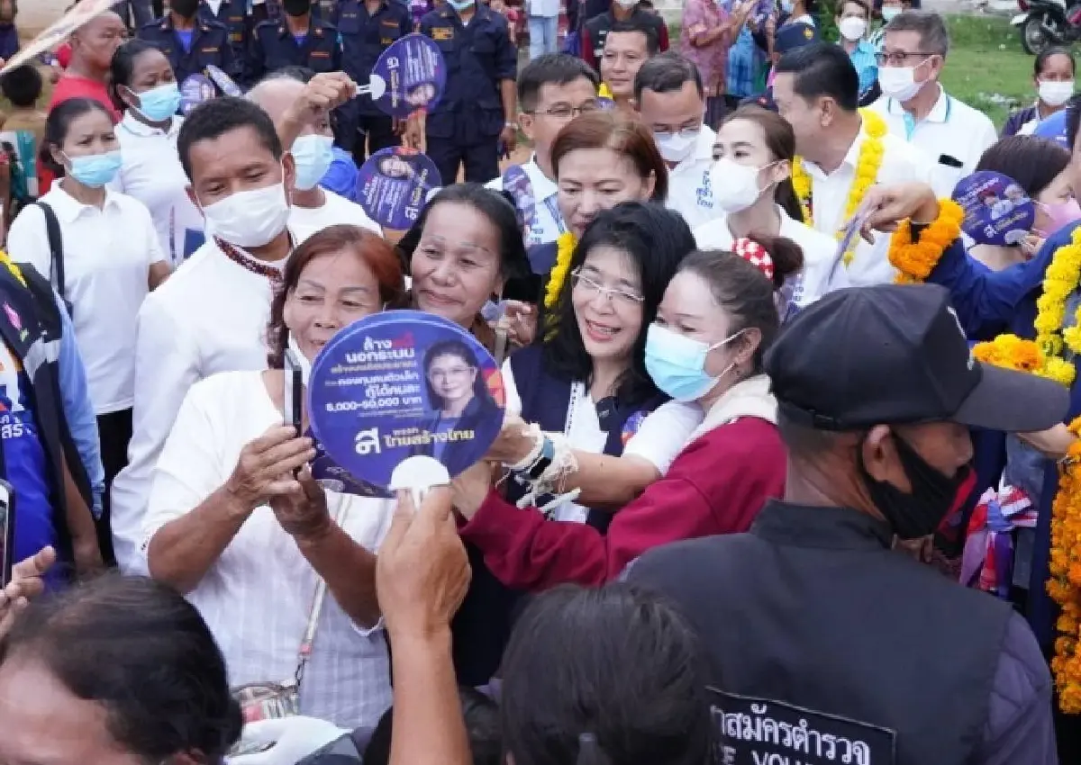 "สุดารัตน์”นอนบ้านชาวบ้านโชว์ความเป็นลูกอีสาน คิกออฟแคมเปญบำนาญปชช.