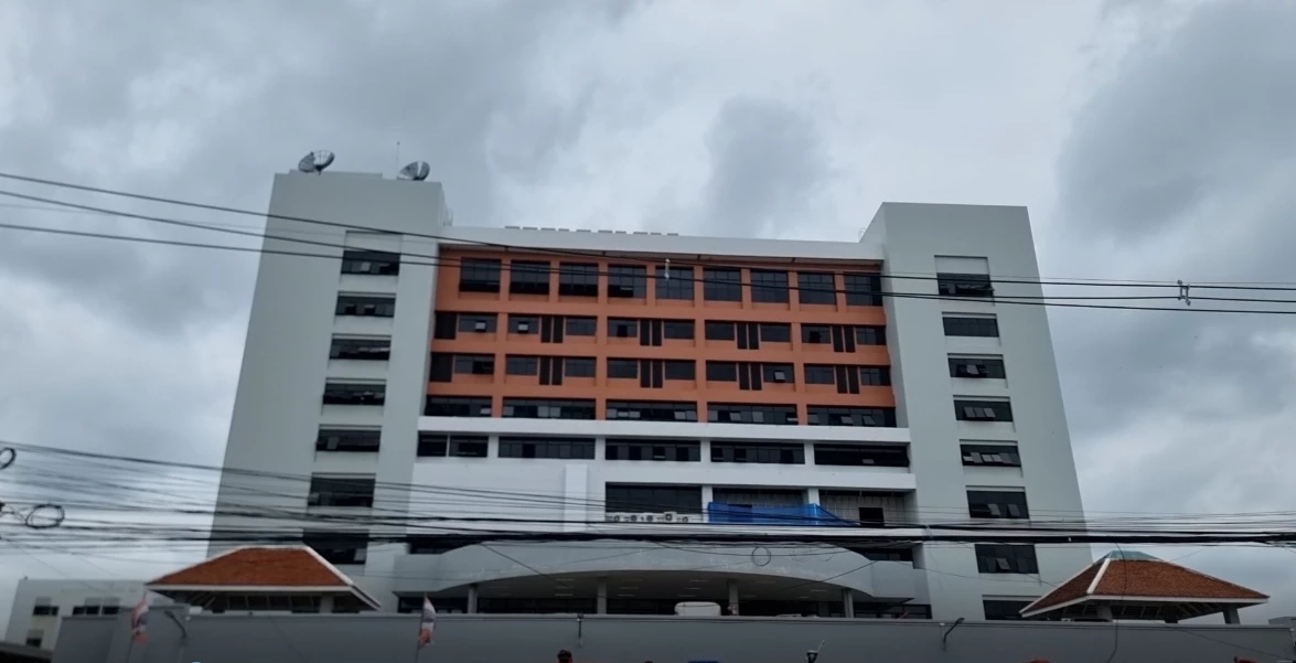 ป่วน “รพ.กระทุ่มแบน” ควันโขมงท่วมตึก “หมอ-พยาบาล” ขนผู้ป่วยหนีโกลาหล