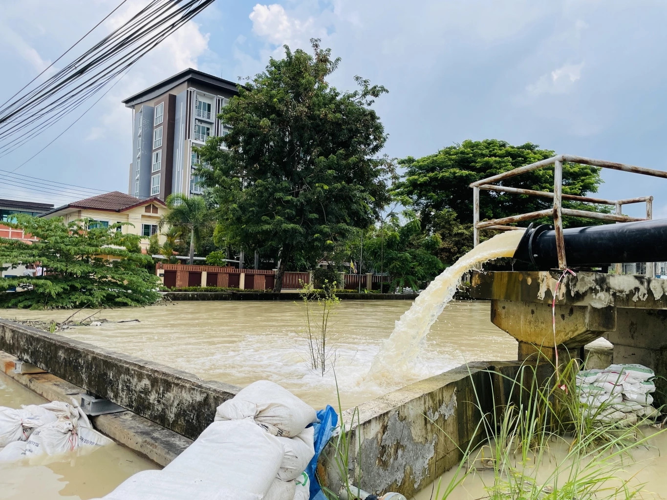 สุดเศร้า “ต.ทับมา” จ.ระยอง น้ำท่วมซ้ำ เผยล่าสุดระดับน้ำสูง 2 เมตร