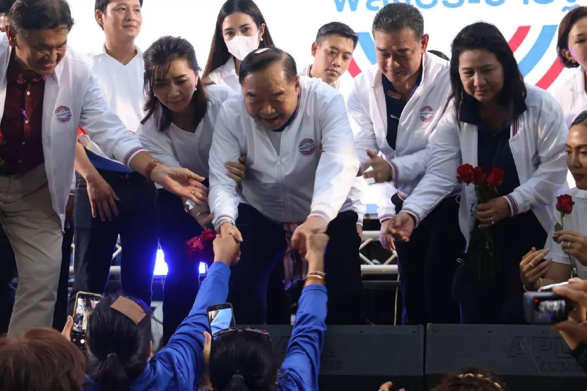 พล.อ.ประวิตร วงษ์สุวรรณ  รองนายกฯ และหัวหน้าพรรคพลังประชารัฐ วางบทบาทลงพื้นที่พบประชาชนอย่างถี่ยิบ