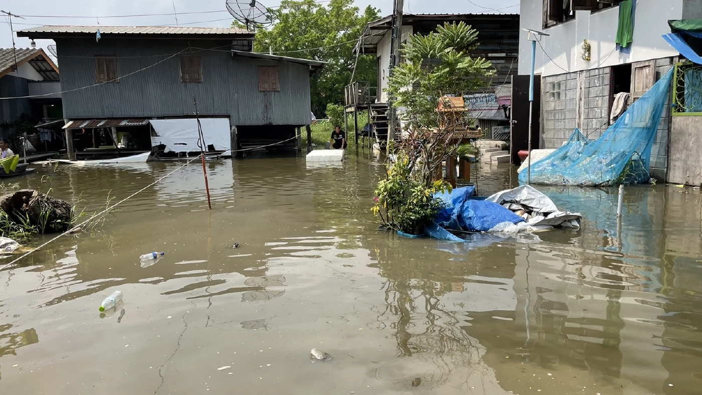 ชาวหนองจอก โอดน้ำท่วมนานกว่า 3 สัปดาห์ จมแล้วกว่า 1,000 หลังคา