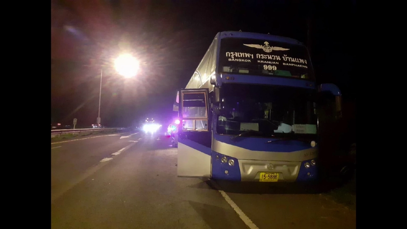 ระทึก! ไฟไหม้รถทัวร์ ผู้โดยสารกระเจิงหนีตายเอาชีวิตรอด (มีคลิป)