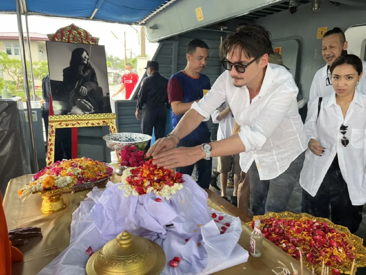 คนบันเทิงพร้อมครอบครัวร่วมพิธีลอยอังคาร “หม่อมน้อย” ด้วยความอาลัยรัก