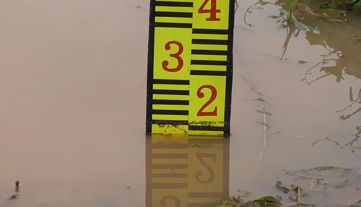 อ่างทองยังอ่วม น้ำคลองโผงเผงขยายวงกว้าง ท่วมบ้านเรือน ปชช. เกือบ 400 หลัง