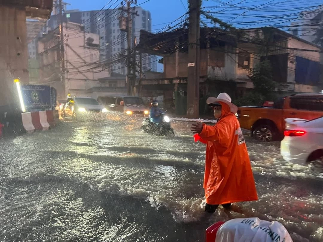 “ดร.เอ้” แนะรีบสูบน้ำ หลังลาดกระบังฝนเทหนัก ขณะที่เขตบางเขนอ่วม