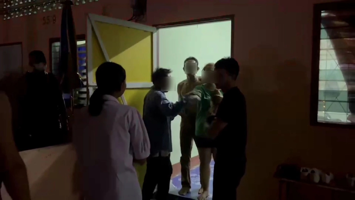 ระทึก! ชายคลั่ง มีดจี้คอเมีย-ลูกเป็นตัวประกัน ก่อนถูกสยบด้วยปืนไฟฟ้า