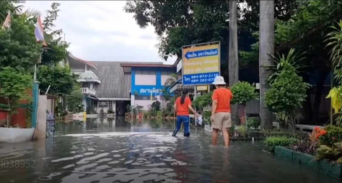 ไม่ทน “ผอ.” แจ้งความผู้รับเหมาก่อสร้าง “รถไฟฟ้าสายสีชมพู” ทำน้ำท่วมทั้ง รร.