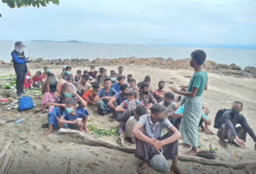 คืบหน้า ” โรฮิงญาเรือแตก” ลอยคอกลางอันดามัน พบเพิ่มอีก 41 ชีวิต สภาพหิวโหย