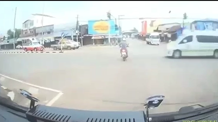 นายกเล็กเชียงยืน แจงวงจรปิดแยกเชียงยืนเสียเพราะมรสุม ล่าสุดซ่อมแซมแล้ว