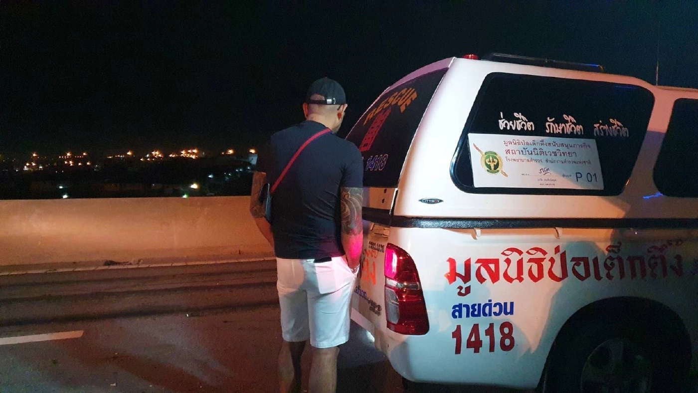 หัวอกพ่อ ยืนมองร่างลูกชาย