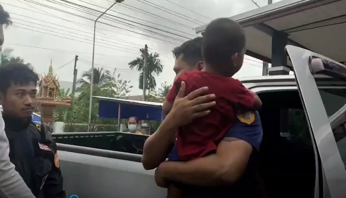 หวิดซ้ำรอย 3 ขวบขึ้นไปเล่นรถแล้วล็อกเอง โชคดีพ่อจะขยับรถไปเจอ