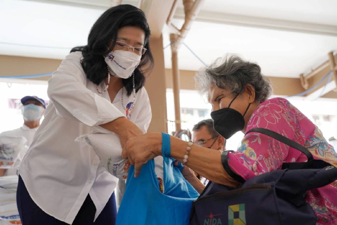 "คุณหญิงสุดารัตน์"นำทีมไทยสร้างไทยลุยช่วยน้ำท่วมดอนเมือง-หลักสี่