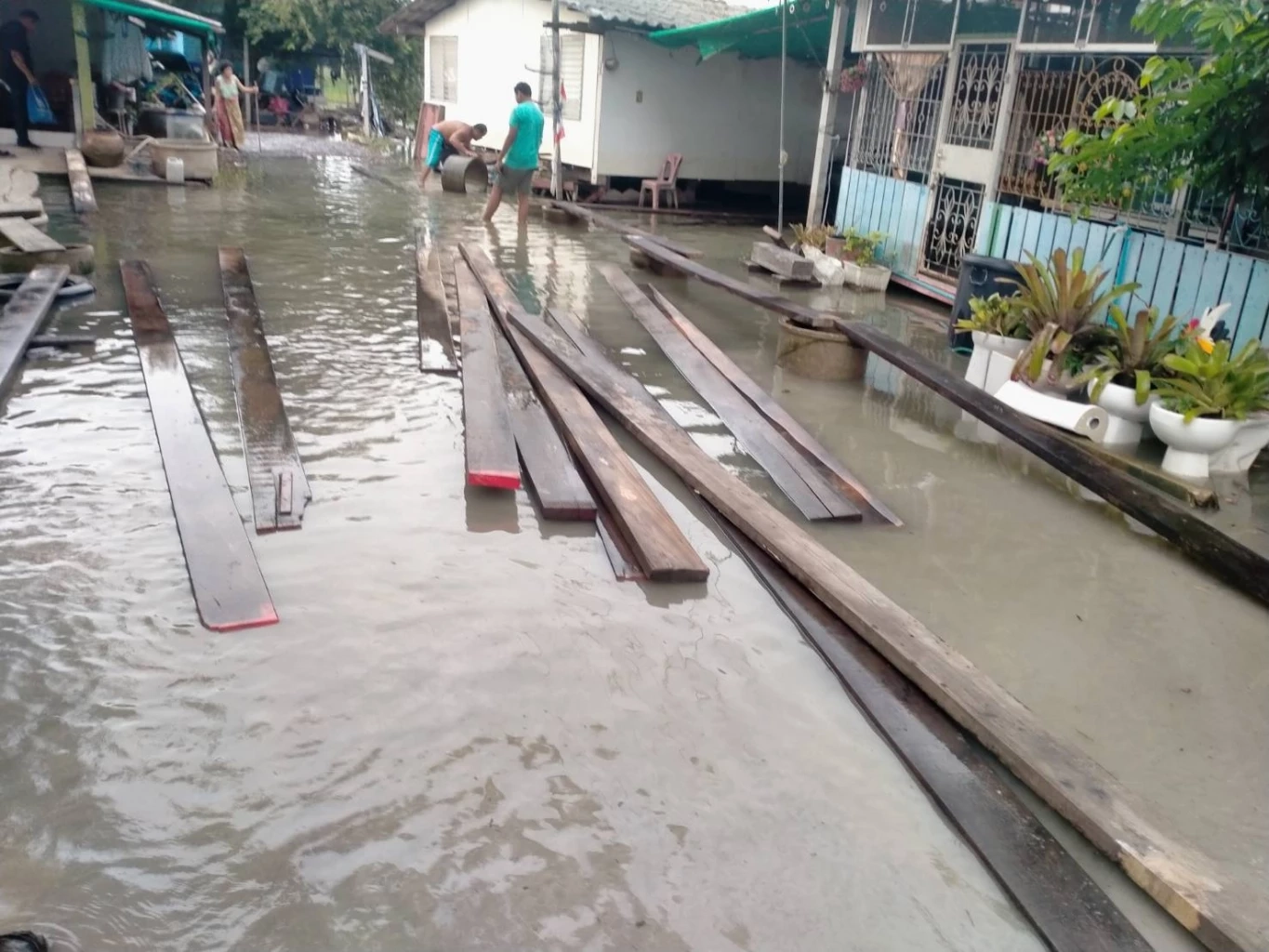 แม่น้ำท่าจีนนครปฐมวิกฤต จนท. ขึ้นธงแดง เตือน ปชช. เตรียมขนของขึ้นที่สูง