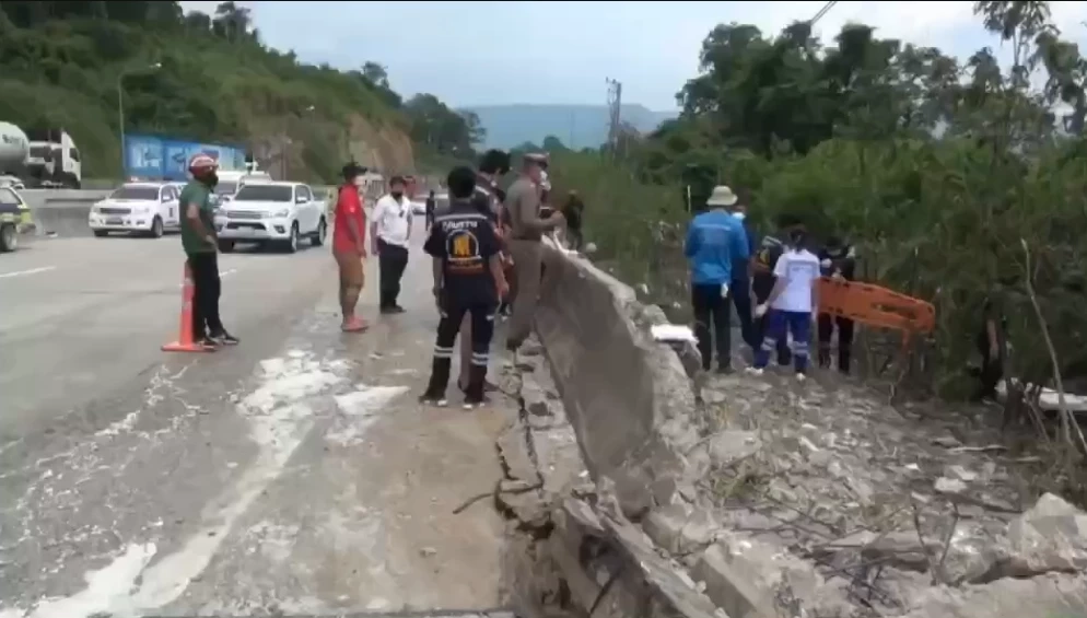 สยอง รถพ่วง 18 ล้อ ซิ่งแหกโค้งลงเขาเส้น 304 หน้าศาลเจ้าพ่อปู่โทน แหลกทั้งคัน