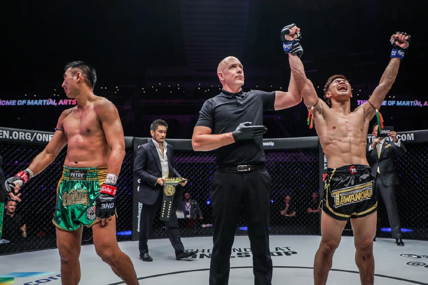 "ตะวันฉาย" โค่น "เพชรมรกต" คว้าแชมป์โลกเฟเธอร์เวต 