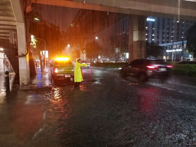 น้ำท่วมหนัก การจราจรติดขัด รถยนต์หลายคันเครื่องยนต์ดับ 