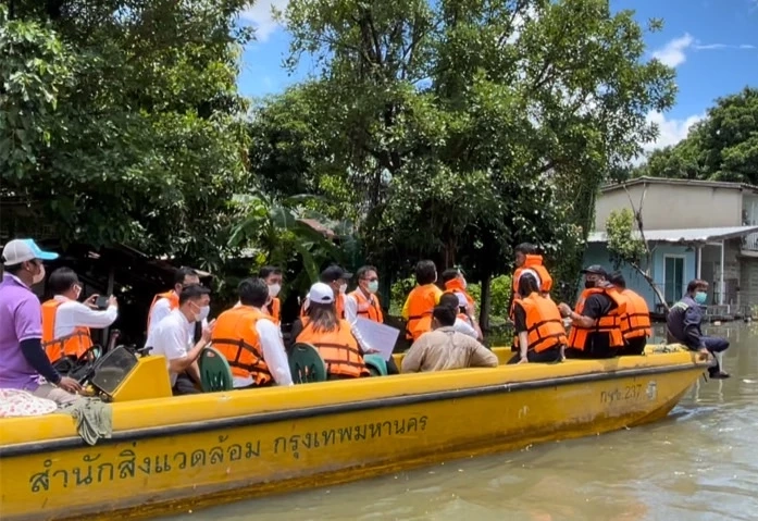 ผู้ว่าฯ ชัชชาติ ติดตามสถานการณ์น้ำท่วมดอนเมือง