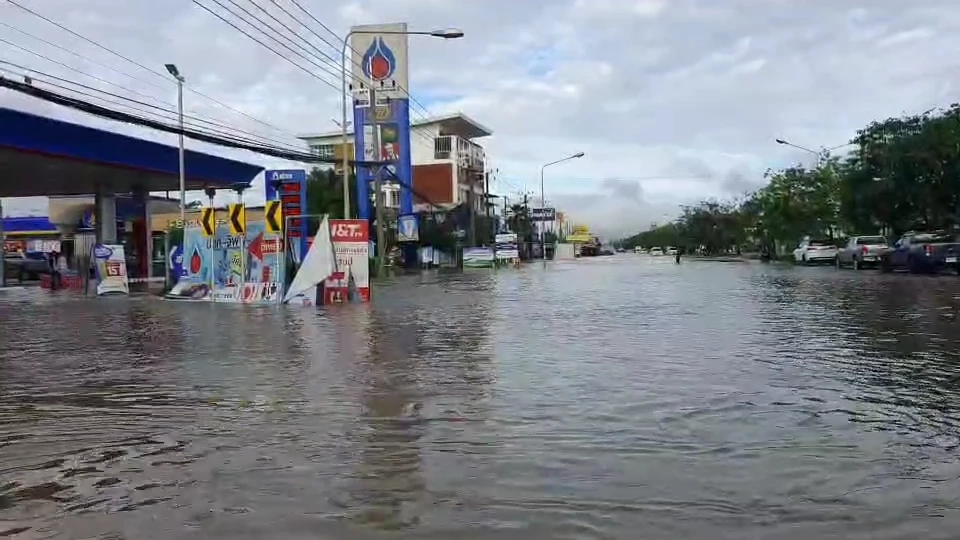 ด่วน! เร่งอพยพนักเรียนโรงเรียนคนตาบอด มวลน้ำทะลักท่วมสูง 1 เมตร