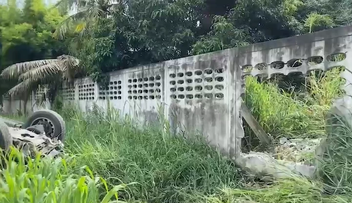 สยอง หนุ่มซิ่งรถกระบะแข่งกับอีกคัน แหกโค้งชนกำแพงรถพังยับเสียชีวิต