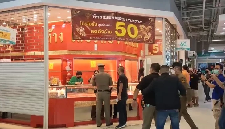 อุกอาจ โจรบุกเดียวควงปืน จี้ชิงทอง 34 เส้น กลางห้างดังอำเภอปากช่อง