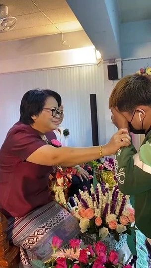 ครูถึงกับกลั้นน้ำตาไม่อยู่ เมื่อลูกศิษย์โผล่มาในงานไหว้ครู