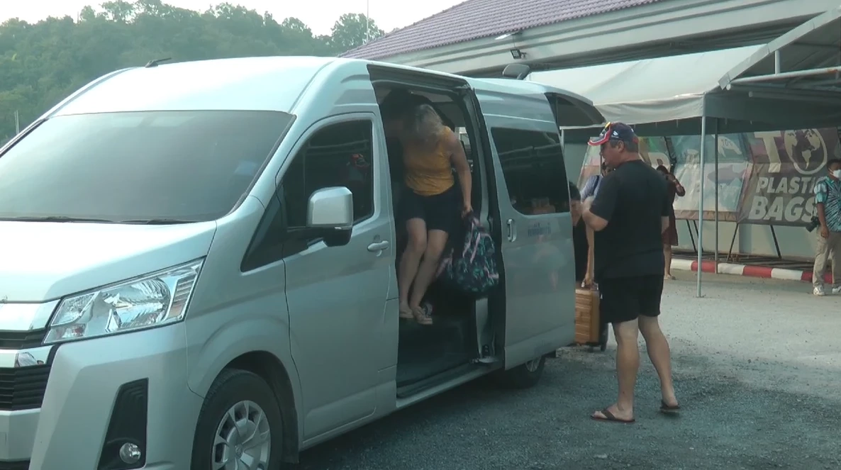 มาเฟียภูเก็ต กร่างขวางรถตู้ นทท.ต่างชาติ คาดเรียกใช้บริการผ่านแอพ (มีคลิป)