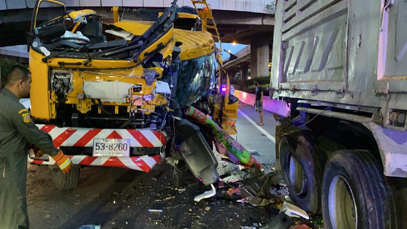 ระทึก รถขยะ กทม. พุ่งชนท้าย สิบล้อบรรทุกทราย คนขับติดภายในเร่งนำตัวส่ง รพ.