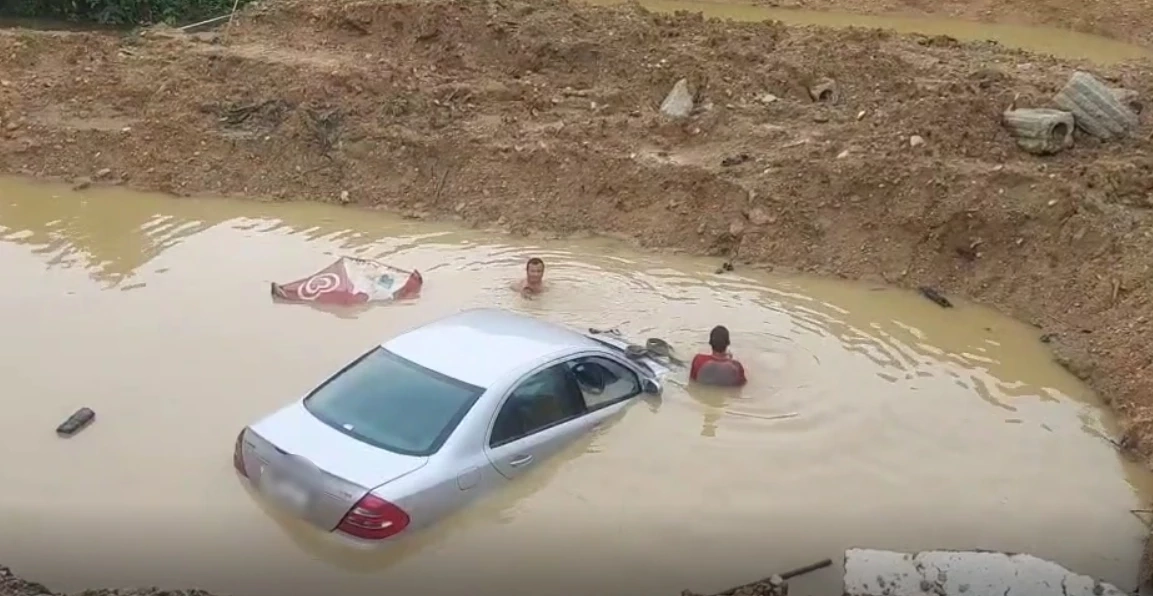 งงเส้นทาง “เบนซ์หรู” ตกสะพานก่อสร้าง จมเกือบมิดคัน คนขับรอดหวุดหวิด (คลิป)