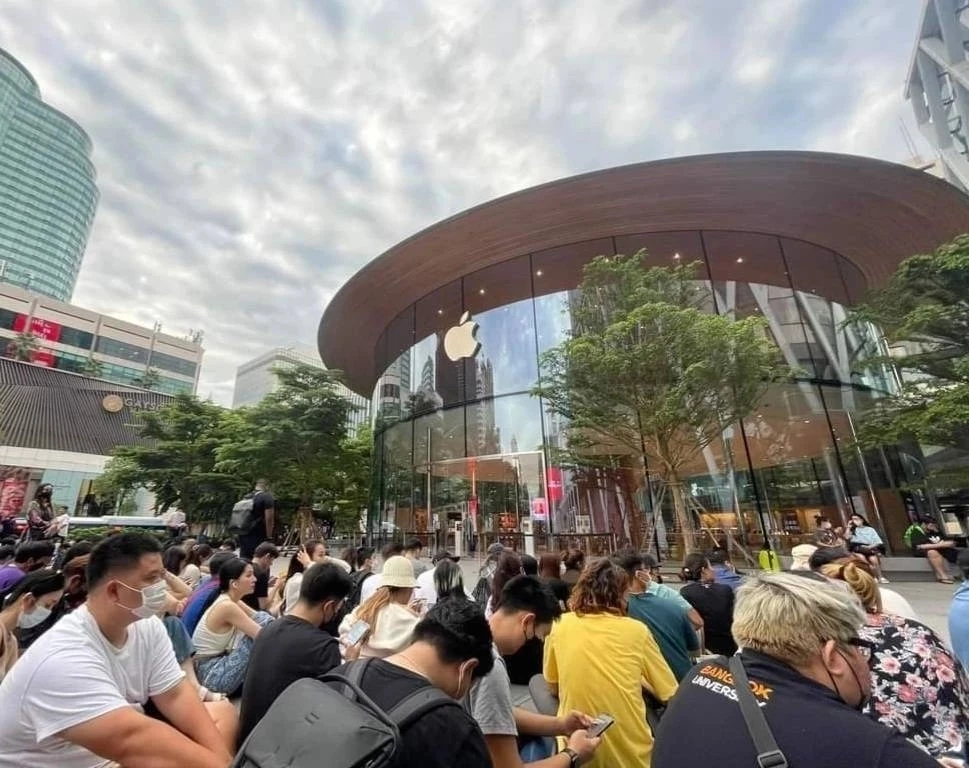 สุดปัง สาวก “iPhone 14” แห่จองคิว-รับเครื่องยอดทะลุ 1,000 คิวเรียบร้อยแล้ว!