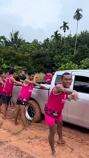 พลังใจเกินร้อย ทีมวอลเลย์บอลชายรวมพลังเข็นรถกระบะติดโคลน