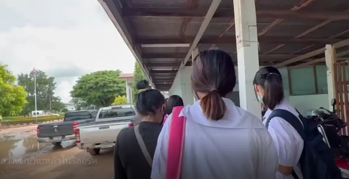 งามหน้า  ครูอัตราจ้าง “โรงเรียนดัง” นัดลูกศิษย์ มั่วสุมซดเหล้า คารีสอร์ต