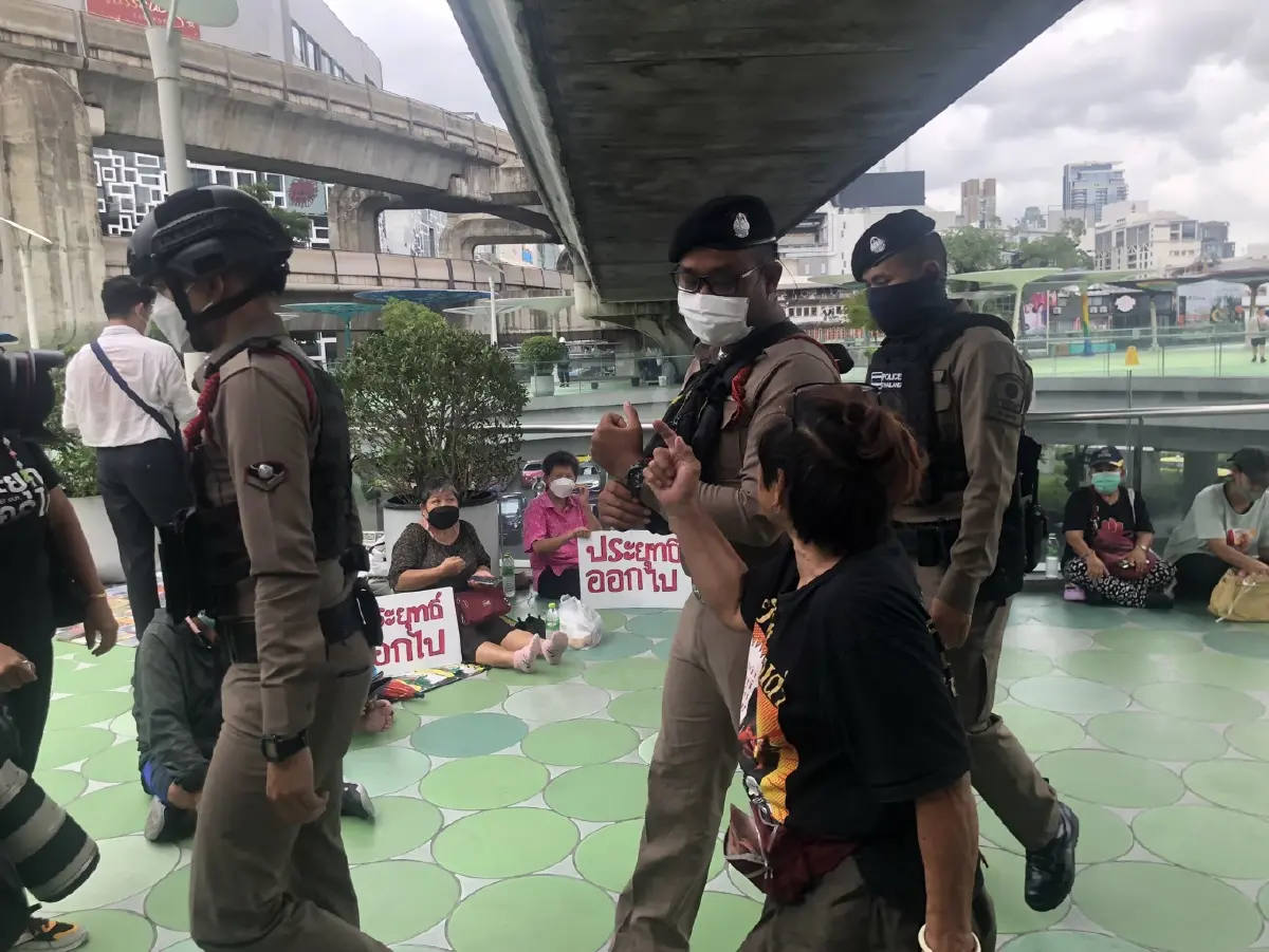 มวลชนทยอยปักหลัก "สกายวอร์ค ปทุมวัน" รอฟังคำชี้ชะตา “ประยุทธ์”