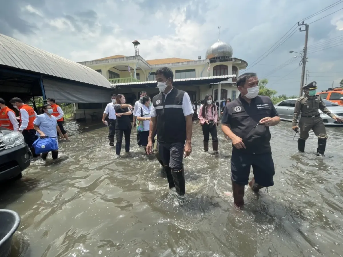 บิ๊กป๊อกควงชัชชาติ ดูน้ำท่วมลาดกระบัง รับยังมีอุปสรรคการระบายน้ำ