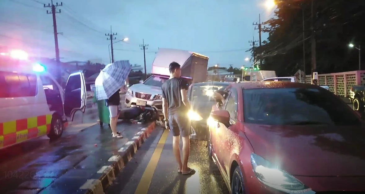 ฝนตกหนักถนนลื่น รถชน 5 คันรวด  นศ.หนุ่ม ร่างกระเด็นเจ็บสาหัส