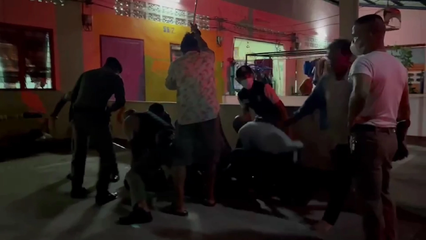 ระทึก! ชายคลั่ง มีดจี้คอเมีย-ลูกเป็นตัวประกัน ก่อนถูกสยบด้วยปืนไฟฟ้า