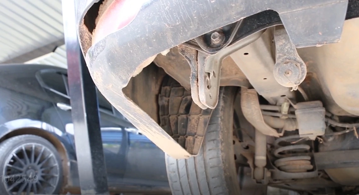 “ชาวบ้าน” โวยแจ้งจับ “ตำรวจ” บุกรุกบ้านกลางดึก อ้างแอบยัดของใต้รถ (มีคลิป)