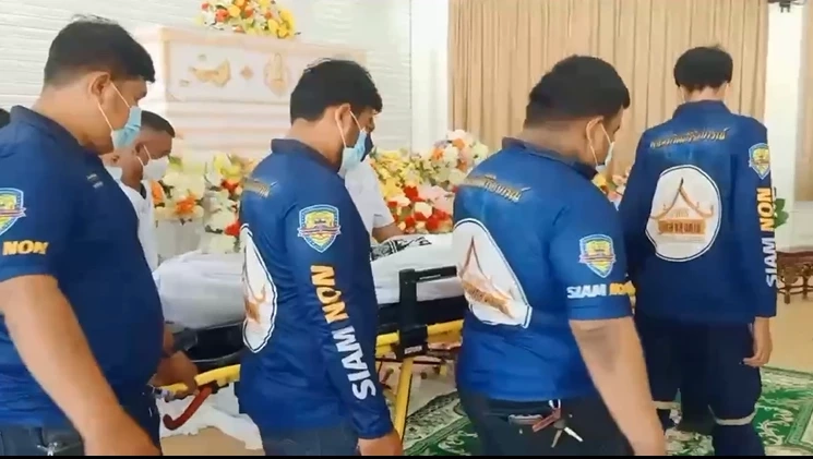 แม่ "น้องโชค" พาร่างลูกชาย เหยื่อปืนลั่น ทำพิธีรดน้ำศพ บรรยากาศสุดเศร้า