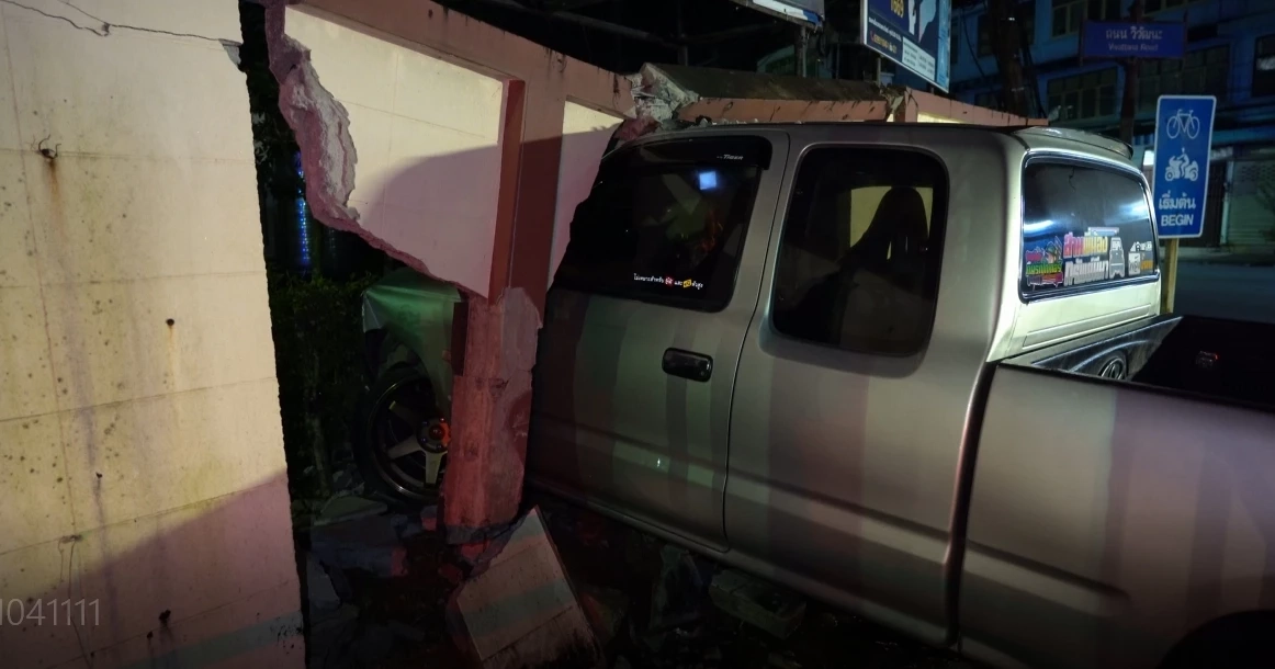 ระทึก อ้างตกใจพวงมาลัยล็อก กระบะพุ่งทะลุกำแพง "รพ.ตราด" พังยับ