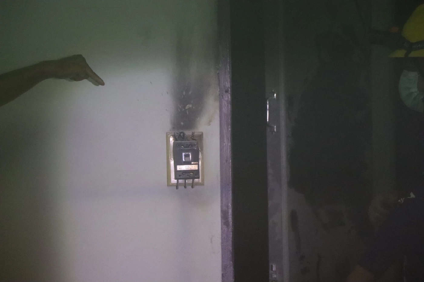 ไฟไหม้ “ห้องประชุมกกต.” กำแพงเพชร จนท.เร่งควบคุมเพลิง หวิดวอดทั้งหลัง