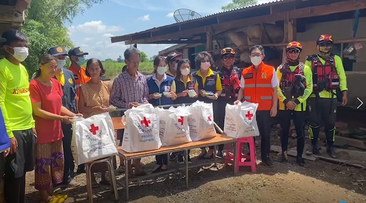 สระแก้วอ่วม น้ำล้นตลิ่งทะลักหมู่บ้าน ชาวบ้านผวาถึงขั้นต้องย้ายศพหนีน้ำ