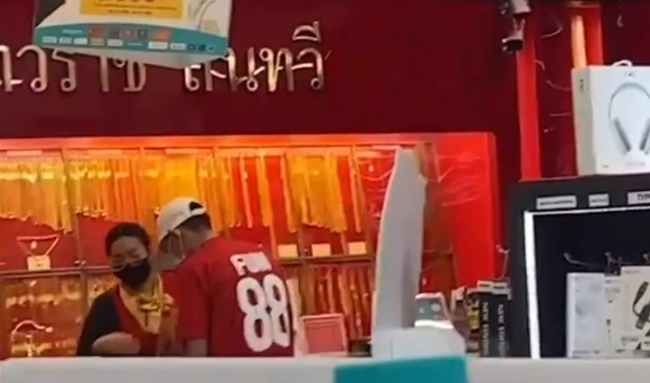 รวบจ่าอากาศ ติดพนันออนไลน์ ชิงทอง 5 บาทในห้างไอทีดัง ขณะเตรียมก่อเหตุซ้ำ