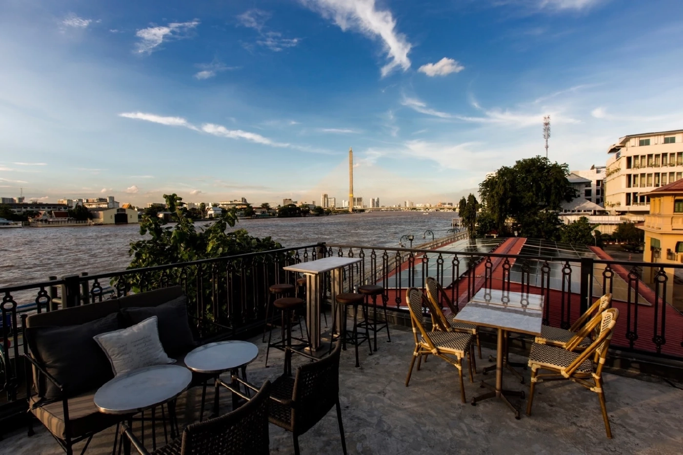 นั่งชิลล์ชมพระอาทิตย์ตก ริมแม่น้ำเจ้าพระยา “The Bar at Petit Soleil”