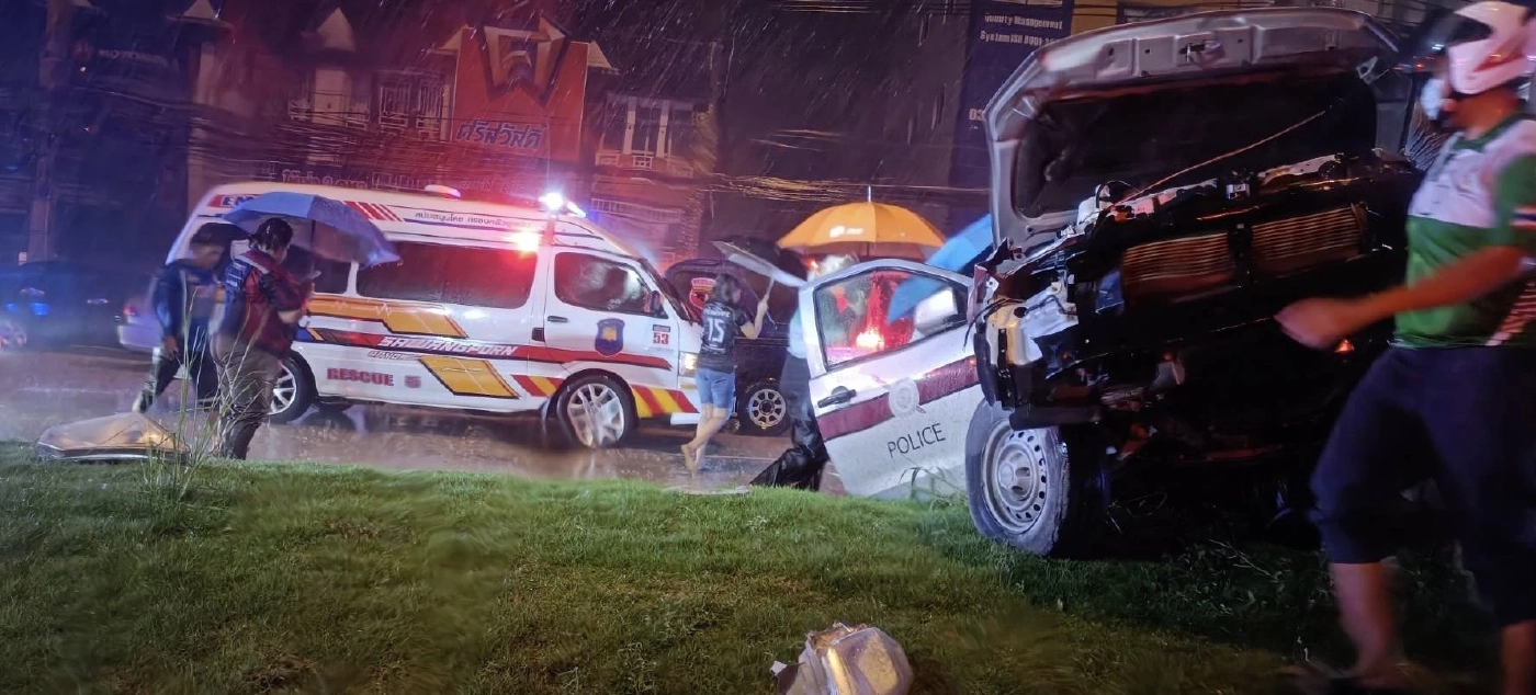 อุบัติเหตุ ระยอง รถสายตรวจสภ.มาบตาพุด เสียหลักพุงชนเสาไฟฟ้า