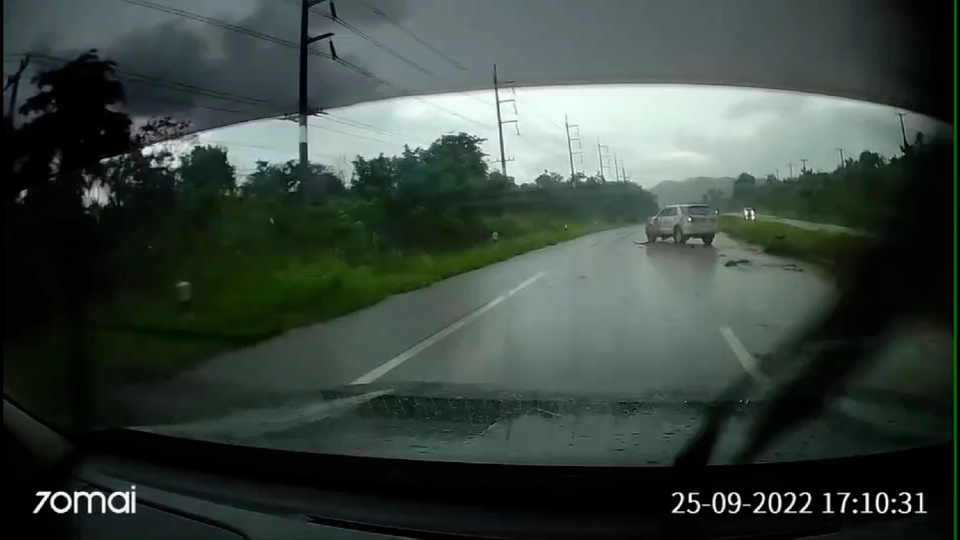 เตือนภัยฝนตกน้ำท่วมขังถนน ซิ่งกระบะแซงพลิกคว่ำ (มีคลิป)