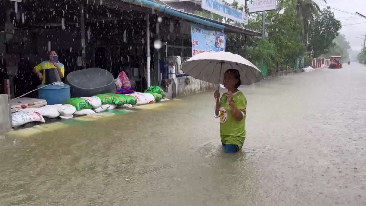 เร่งอุดพนังกั้น "ลำเสียวใหญ่" ขาดยาว 30 ม. น้ำทะลักอ่วม ชาวบ้านต้องนอนบนถนน