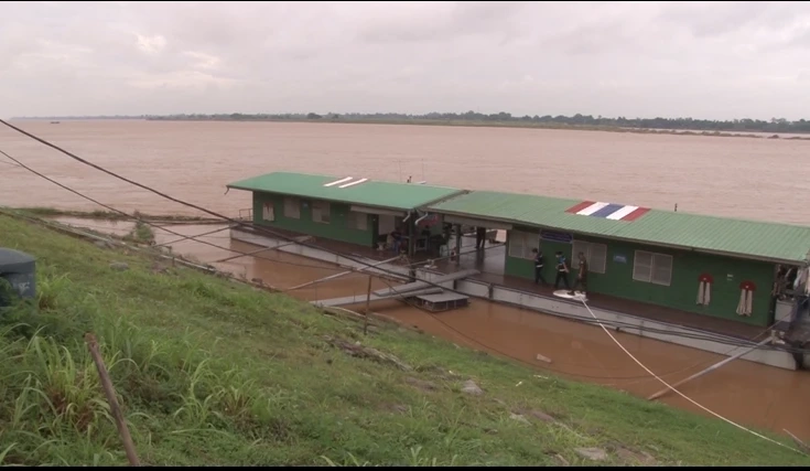 สยอง พบศพหญิงสาว ถูกฆ่ายัดใส่กระเป๋าถ่วงหินลอยน้ำโขง อืดติดแพ นรข.