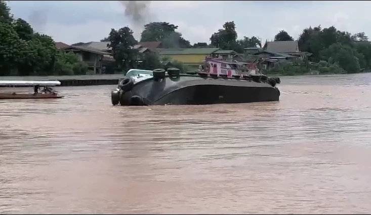 อีกแล้ว เรือเทียบข้างเรือบรรทุกสินค้าล่มอยุธยา คนขับรอดหวุดหวิด (มีคลิป)